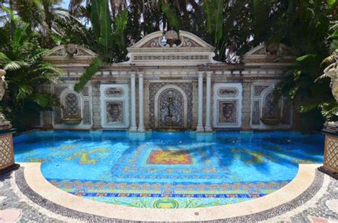 piscina versace